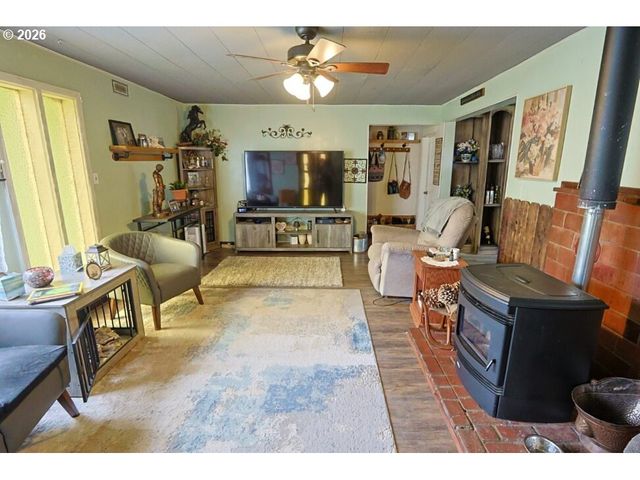 93621 DRIFTWOOD INN Ln, North Bend, OR 97459