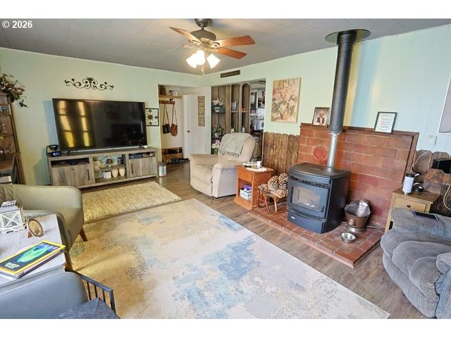 93621 DRIFTWOOD INN Ln, North Bend, OR 97459