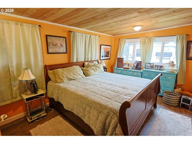 93621 DRIFTWOOD INN Ln, North Bend, OR 97459