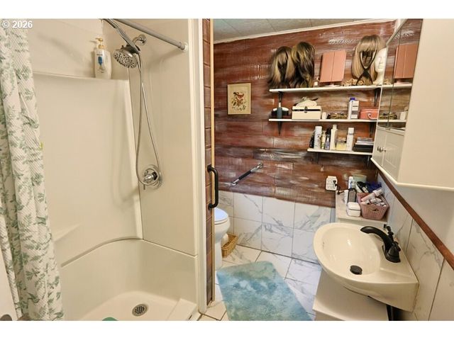 93621 DRIFTWOOD INN Ln, North Bend, OR 97459