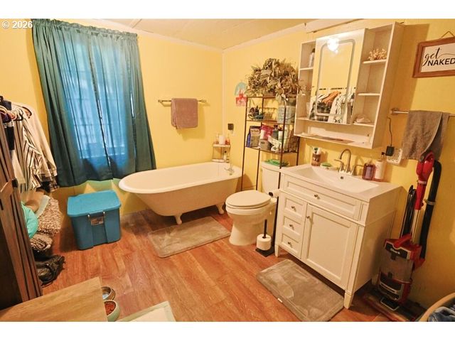 93621 DRIFTWOOD INN Ln, North Bend, OR 97459