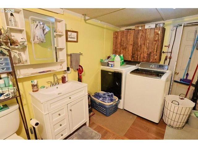 93621 DRIFTWOOD INN Ln, North Bend, OR 97459