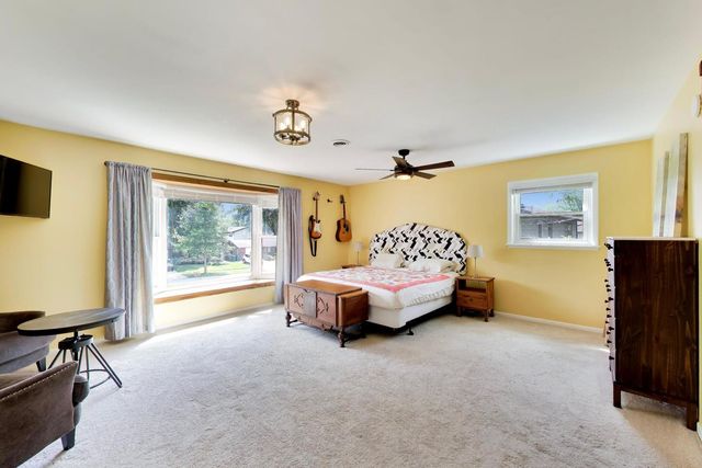 8 Charles Court, Buffalo Grove, IL 60089