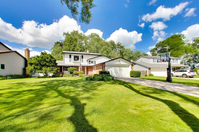 8 Charles Court, Buffalo Grove, IL 60089