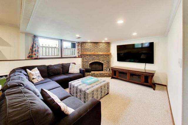 8 Charles Court, Buffalo Grove, IL 60089