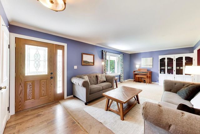 8 Charles Court, Buffalo Grove, IL 60089