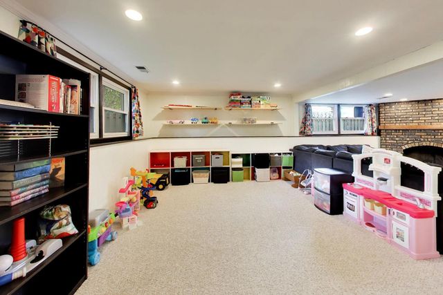 8 Charles Court, Buffalo Grove, IL 60089