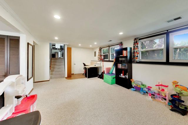 8 Charles Court, Buffalo Grove, IL 60089