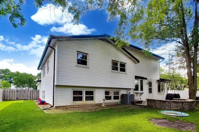 8 Charles Court, Buffalo Grove, IL 60089