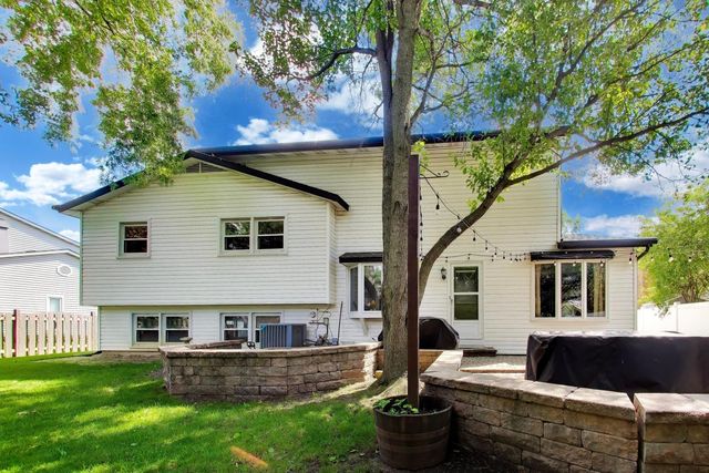 8 Charles Court, Buffalo Grove, IL 60089