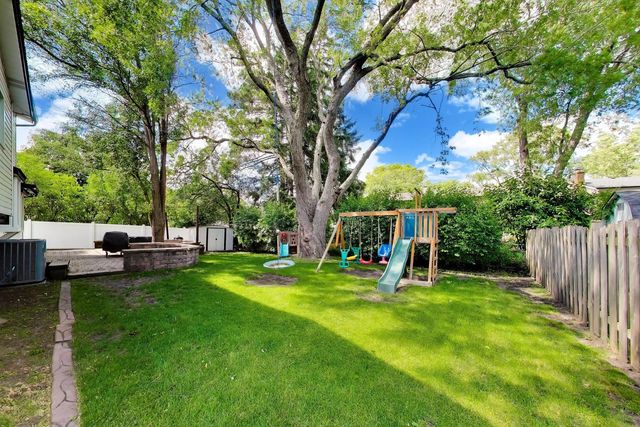 8 Charles Court, Buffalo Grove, IL 60089