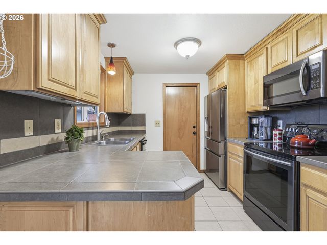 16825 Sw CAMBRIDGE Ct, Beaverton, OR 97078