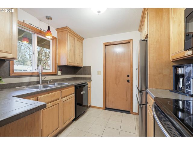 16825 Sw CAMBRIDGE Ct, Beaverton, OR 97078