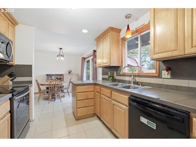 16825 Sw CAMBRIDGE Ct, Beaverton, OR 97078