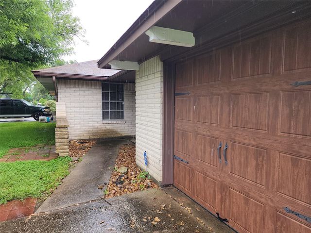 7211 Log View Drive, Houston, TX 77040
