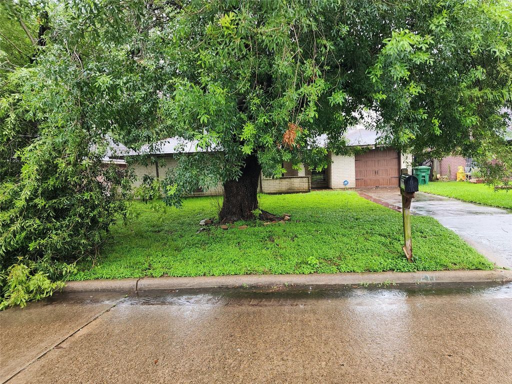 7211 Log View Drive, Houston, TX 77040