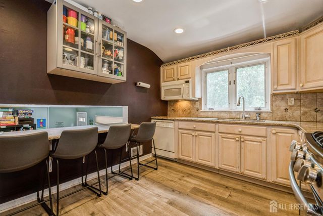 28 Price Drive, Edison, NJ 08817