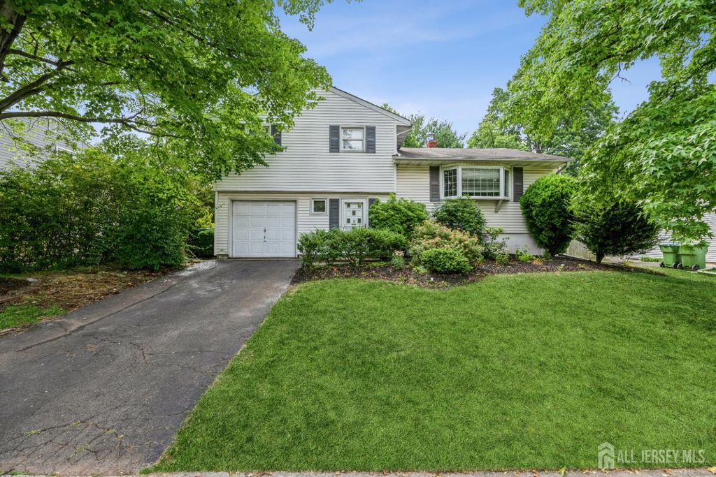 28 Price Drive, Edison, NJ 08817