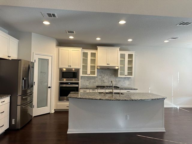 921 Del Raphael DR, Leander, TX 78641