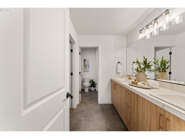 16036 Serres Farms Way, Oregon City, OR 97045