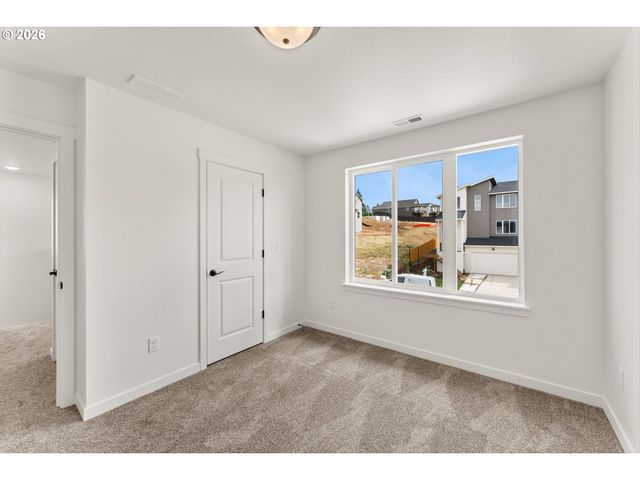 16036 Serres Farms Way, Oregon City, OR 97045