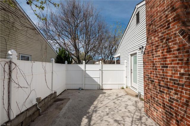 1921 Dolina DR, Virginia Beach, VA 23464