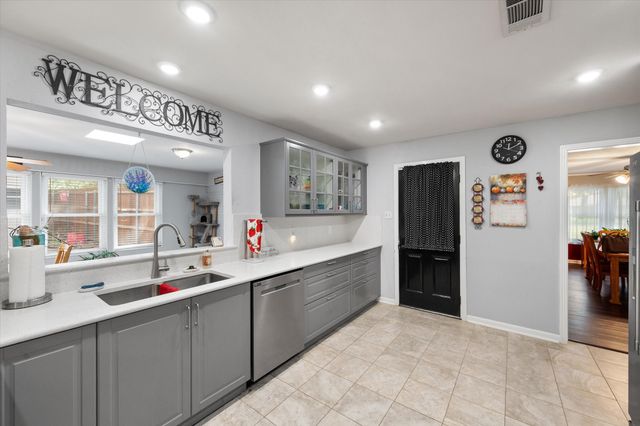1001 Whispering Oak Court, Arlington, TX 76012