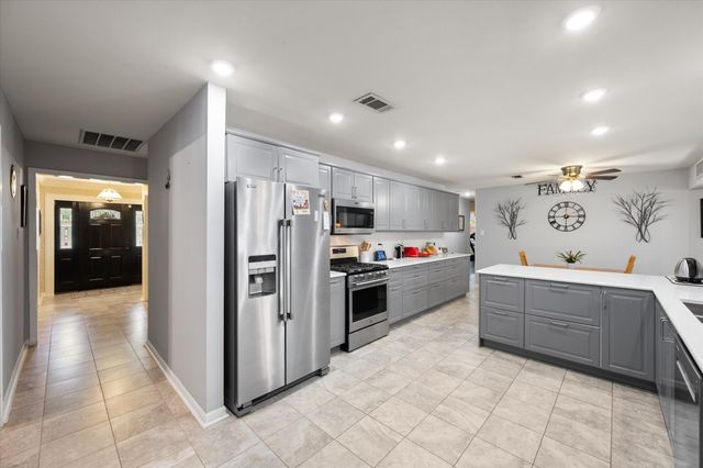 1001 Whispering Oak Court, Arlington, TX 76012