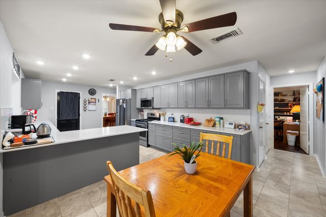1001 Whispering Oak Court, Arlington, TX 76012