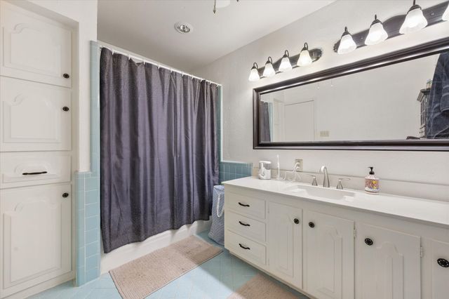 1001 Whispering Oak Court, Arlington, TX 76012