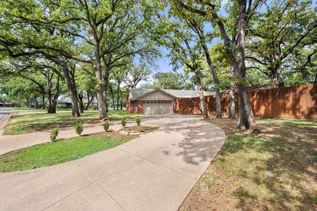 1001 Whispering Oak Court, Arlington, TX 76012