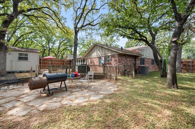 1001 Whispering Oak Court, Arlington, TX 76012