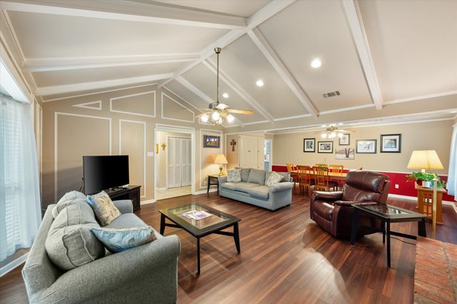 1001 Whispering Oak Court, Arlington, TX 76012