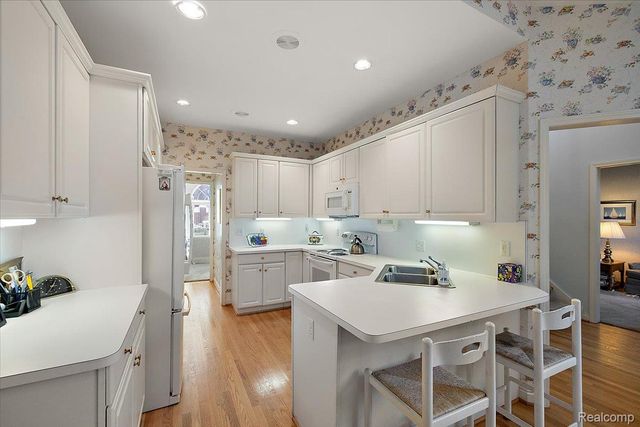 9000 Harbor Place Drive, St. Clair Shores, MI 48080