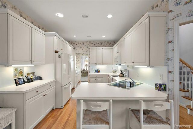 9000 Harbor Place Drive, St. Clair Shores, MI 48080