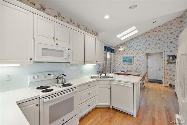 9000 Harbor Place Drive, St. Clair Shores, MI 48080