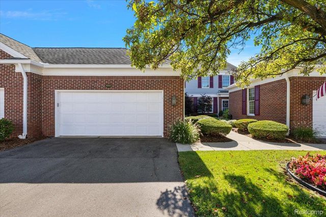 9000 Harbor Place Drive, St. Clair Shores, MI 48080