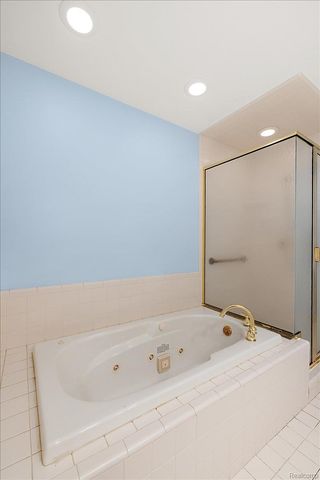 9000 Harbor Place Drive, St. Clair Shores, MI 48080