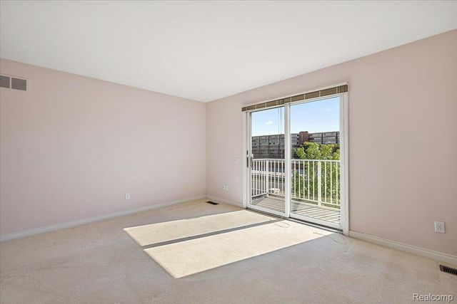 9000 Harbor Place Drive, St. Clair Shores, MI 48080