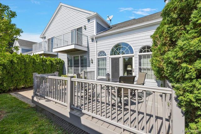 9000 Harbor Place Drive, St. Clair Shores, MI 48080