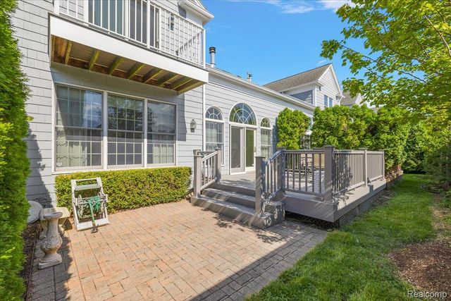 9000 Harbor Place Drive, St. Clair Shores, MI 48080