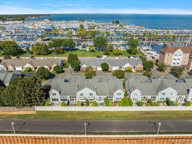 9000 Harbor Place Drive, St. Clair Shores, MI 48080