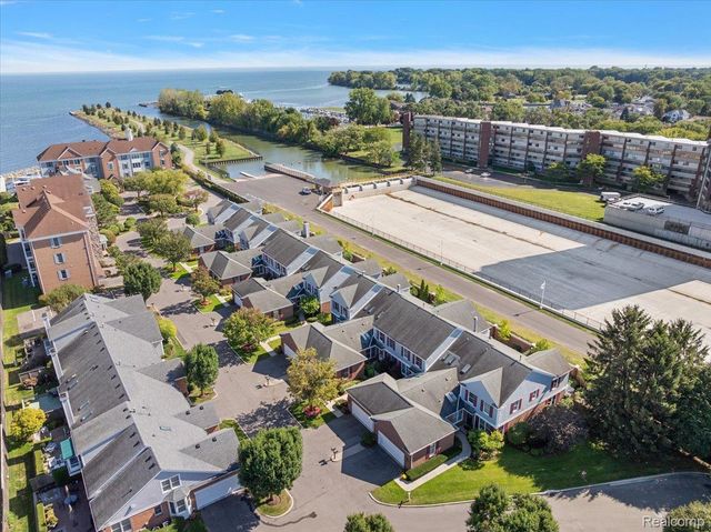 9000 Harbor Place Drive, St. Clair Shores, MI 48080