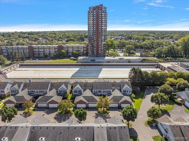 9000 Harbor Place Drive, St. Clair Shores, MI 48080