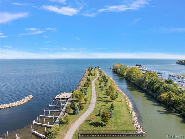 9000 Harbor Place Drive, St. Clair Shores, MI 48080