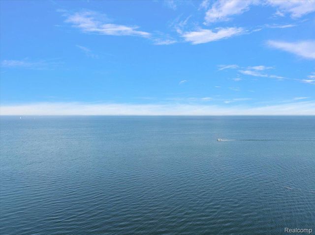 9000 Harbor Place Drive, St. Clair Shores, MI 48080