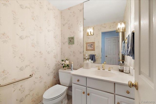 9000 Harbor Place Drive, St. Clair Shores, MI 48080