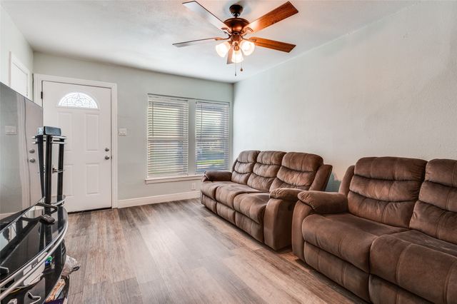 806 Highland Drive, Grand Prairie, TX 75051