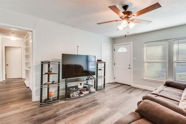 806 Highland Drive, Grand Prairie, TX 75051