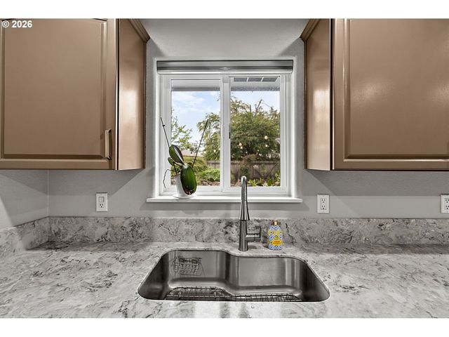 2460 DEBRA Dr, Springfield, OR 97477